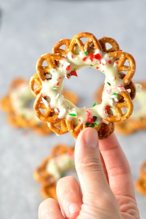 Pretzel Wreaths, Pretzel Wreath, Pretzel Christmas, Pretzel Ideas, Christmas Pretzel, Wreath Recipe, Cracker Flavors, Peppermint Pretzel, Christmas Pretzels