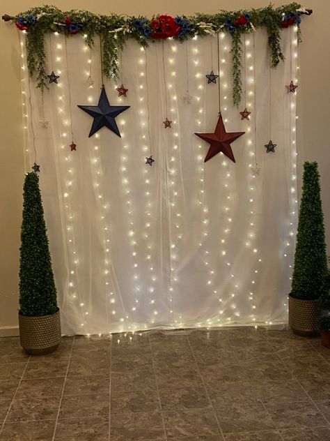 Patriotic DIY photobackdrop Photo Backdrop Diy Christmas, Christmas Decorations Photo Booth, Christmas Diy Photo Booth, Diy Holiday Backdrop Ideas, Easy Diy Christmas Photo Backdrop, Diy Holiday Photo Backdrop, Christmas Diy Photo Backdrop, Christmas Party Backdrop Ideas Diy Photo, Diy Backdrop Christmas