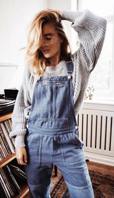 Denim Overalls And Chunky Grey Knit Sweater. Hipster Outfits, Cute Hipster Outfits, Outfits For Girls, Financial Advisor, Avant Garde Fashion, Summer Chic, Neutral Fashion, Denim Vest, Fashion Lover