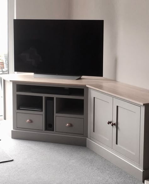 Bespoke Corner Tv Unit, Tv Unit Design Modern Corner Wall, Media Wall Corner, Media Corner Ideas, Corner Tv Setup, Corner Alcove Tv Unit, Corner Media Unit, Corner Built In For Tv, Craftsman Shelves