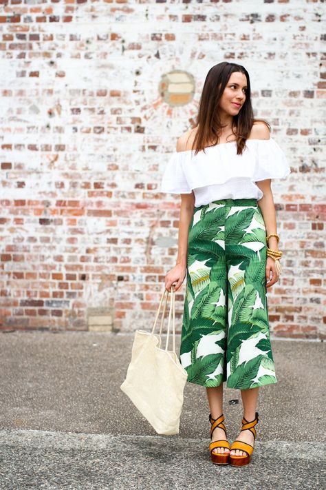 Ada Spragg: Culottes Tropicana + O.T.S Top Tropical Outfits, Tropical Outfit, Square Pants, Print Pants, Palm Print, Wide Pants, Estilo Boho, Chiffon Fabric, Tropical Print