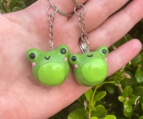 Clay Ideas Keychain, Modelling Clay Keychain, Air Dry Clay Ideas Aesthetic Frog, Frog Modelling Clay, Matching Clay Keychains, Air Dry Clay Keychain, Clay Keychain Ideas, Frog Clay Keychain, Clay Frog