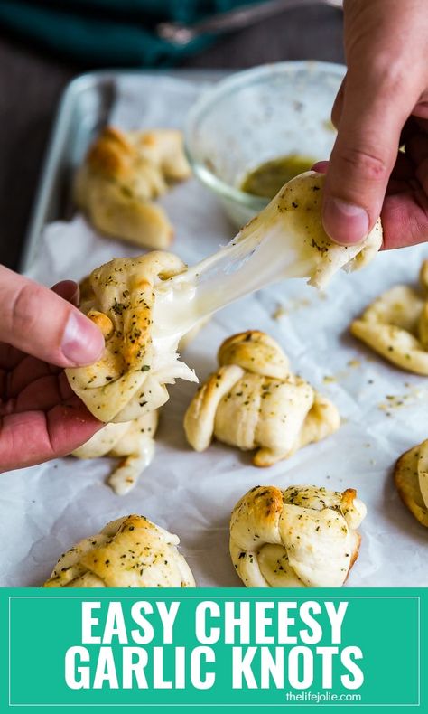 Garlic Knots Pizza Dough, Cheesy Garlic Knots, Garlic Knot Pizza, Homemade Food Gifts For Christmas, Food Gifts For Christmas, Cheesy Garlic Breadsticks Recipe, Italian Thanksgiving, Garlic Knot, Garlic Knots Recipe