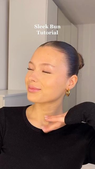 Sara 🤍 on Instagram: "Sleek Bun Tutorial 💗 #sleekbun #hairstyle #sleekponytail #bellahadidstyle #bellahadid #reels" Clean Bun, Sleek Bun Hairstyles, Slick Ponytail, Ponytail Tutorial, Sleek Bun, Hair Bun Tutorial, Bun Tutorial, Greasy Hair Hairstyles, Slicked Back Hair