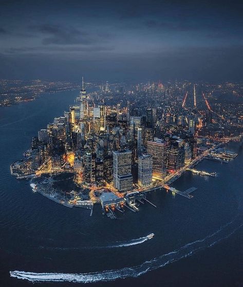 📍Lower Manhattan. Who would you share this view with? ? Usa Building, Manhattan Aesthetic, Voyage New York, City At Night, Ny City, Lower Manhattan, Manhattan New York, Dream City, New York New York