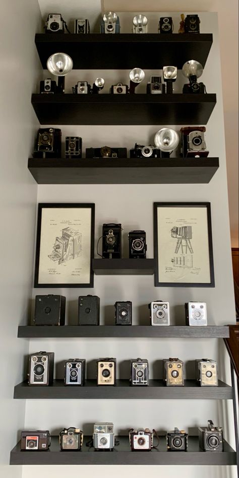 Old Camera Display Shelf, Film Camera Display, Camera Collection Display, Camera Display, Camera Shelf, Vintage Camera Display, Camera Display Ideas, Polaroid Display Ideas, Antique Camera Decor