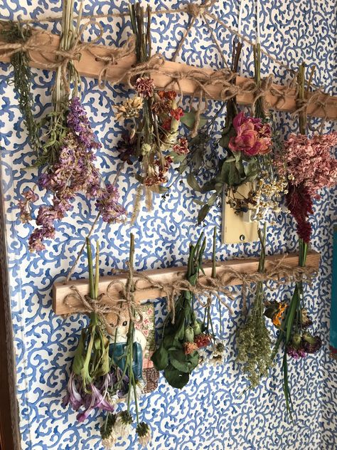 Set of 3 - 18" Dried Flower Hangers and Herb Dryers with Jute Ties.  Set of 3 hangers.  OAK Wood (no flowers included) OPTIONAL METAL HOOKS We offer metal hooks for a cleaner look at same price.  Simply message color choice of hooks:  brass, silver, gold, black or white.  See photos. All those luscious herbs are ready to be harvested for winter use and need to be dried!  Fresh, preservative free - from your own garden.  Hang these 3 hangers and fill 'em up with bundles!  Your kitchen will be fil Hanger Set, Dryer Rack, Flower Rack, Dried Flower Arrangements, Sweet Scents, Dryers, Drying Rack, Drying Herbs, Beautiful Blooms