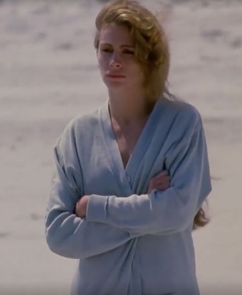 Julia Roberts in Sleeping with the Enemy (1991) The Secret Garden 1993, Sleeping With The Enemy, The Joy Luck Club, 90s Films, Legends Of The Fall, Silver Linings Playbook, Teen Witch, Memoirs Of A Geisha, One Of The Guys