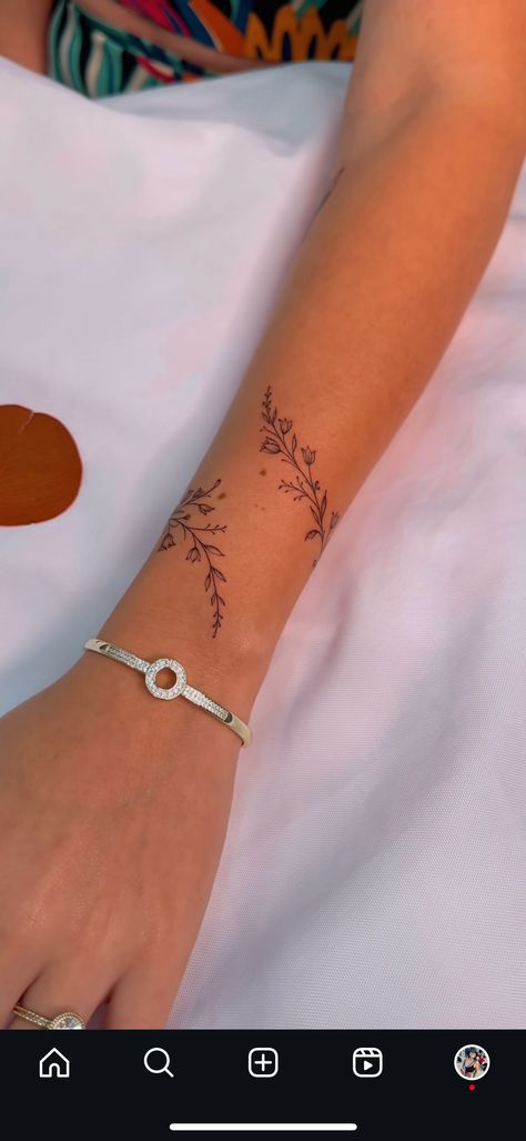 Feminine Vine Arm Tattoo, Minimalist Boho Tattoo Ideas, Delicate Flower Arm Tattoo, Dainty Flower Arm Tattoos For Women, Tattoos On The Side Of Hand, Dainty Tattoos On Wrist, Astrological Hand Tattoo, Tattoos That Wrap Around Wrist, Wrap Around Flowers Tattoo