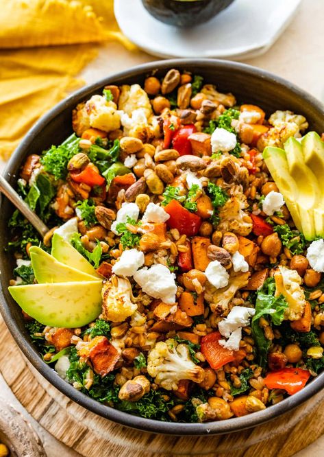 Roasted Veggie Grain Bowl with Balsamic Dressing - CucinaByElena Roasted Vegetable Grain Bowl, Lunch Grain Bowl, Dressing For Bowls, Roasted Veggie Quinoa Bowl, Farro Grain Bowl Recipe, Roasted Vegetable Salad Recipes, Grain Bowls Healthy Recipe Ideas, Vegetarian Bowl Recipes, Healthy Dinner Bowls