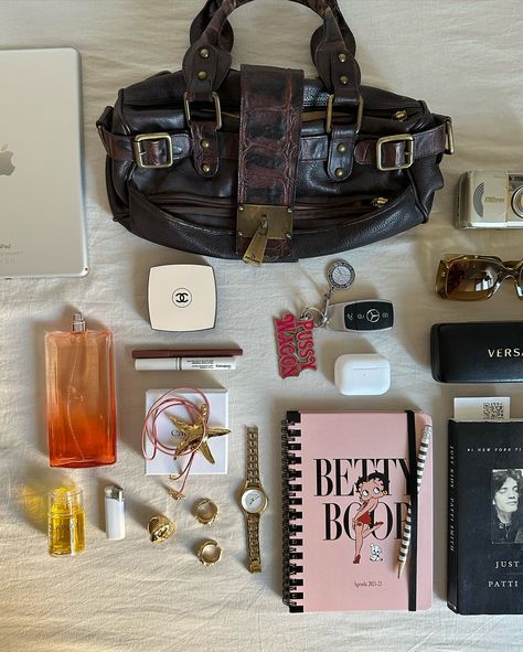 Hi Vogue this is what’s in my bag What’s In My Purse Asthetic, What’s Inside My Bag, What's In My Bag Aesthetic, Whats In Your Bag, Everyday Bag Essentials, What's In My Purse, What's In My Bag, Stylish School Bags, My Style Bags