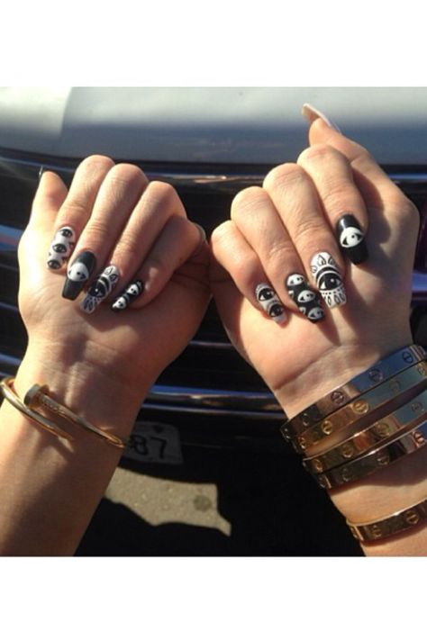 Kylie Jenners nails Cartier Love Cartier Juste Un Clou Uñas Kylie Jenner, Kylie Jenner Black, Kylie Nails, Nail Art Halloween, Kylie Jenner Nails, Christmas Manicure, Studded Nails, Super Nails, Nail Swag