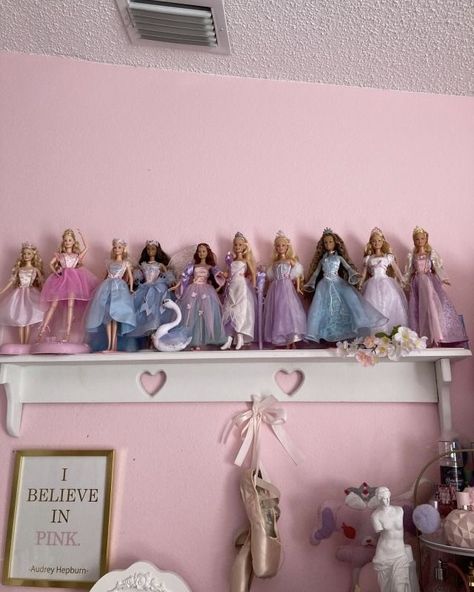 Pink Nostalgia Aesthetic, Barbie Dolls Aesthetic, 2000s Barbie Dolls, Barbie Organization, Barbie Bedroom, Barbie Aesthetic, Barbie 2000, Barbie Room, Organizer Ideas