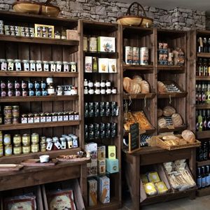 Local bread in village store. Display from the Artisan crate range from Linkshelving. Display Visual Merchandising, Deli Shop, Shop Shelving, Grocery Store Design, Bakery Display, Farm Store, Gift Shops, Farm Shop, Kitchen Shop