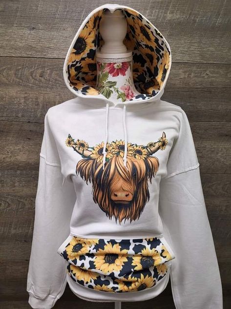 Highland Cow Sunflower Unisex Hoodie w/ accents.  Gildan Brand. Unisex sizing, fits true to size.  White and Grey hoodie options.  Sizing available small-3X Cow Print Clothes, Country Outfits Women, Cow Stuff, Cow Sunflower, Cute Sweats, Casual Country Outfits, Teen Christmas Gifts, Cute Country Outfits, Nashville Outfits