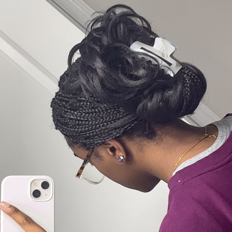 Claw Clip On Short Braids, Claw Clip Hairstyles Black Women Braids, Claw Clip For Braids, Box Braid Claw Clip, How To Style Braids With Claw Clips, Claw Clips On Braids, Claw Clip On Braids, Claw Clip With Braids, Braids Claw Clip Hairstyles