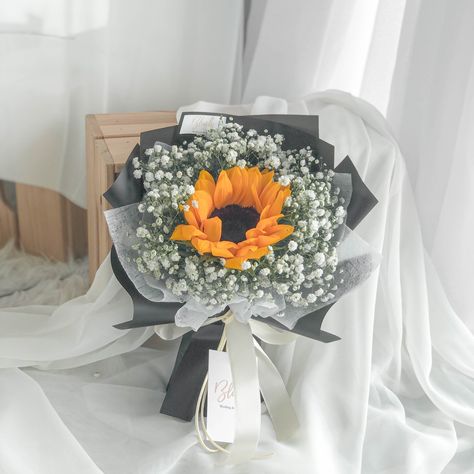 Flores Aesthetic, Sunflower Arrangements, Sunflower Bouquet, Flower Bouquet Diy, Online Florist, Boquette Flowers, Sunflower Bouquets, Sun Shining, Flowers Bouquet Gift