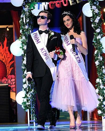 Prom Queen Outfit, Prom King And Queen Costume, Prom Queen Costume, King And Queen Costume, Prom Vibes, 2000s Prom, 80s Dance, Prom King And Queen, Queen Halloween Costumes