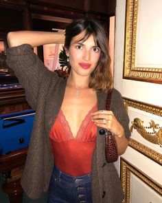 Jeanne Damas is a true Parisienne par excellence, with an effortless style that is all her own. She also has her own clothing label, Rouje, which recently extended its range with the addition of a lipstick collection. To celebrate her birthday, Vogue Paris breaks down her signature style into 9 staple pieces. A must-read for anyone hoping to recreate the easy French elegance Damas seems to radiate. French Wardrobe Essentials, Jeanne Damas Style, French Makeup, Parisienne Style, French Wardrobe, Style Parisienne, French Girl Chic, Parisienne Chic, Jeanne Damas