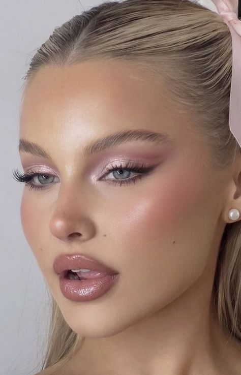 Pink Champagne Eye Makeup, Light Classy Makeup, Pink Eyeliner Blue Eyes, Pink Eyeshadow For Green Eyes, Make Up Blue Green Eyes, Light Pink And Gold Makeup, Wedding Makeup Cool Tones, Pink Smokey Eye Makeup Rose Gold, Champagne Gold Makeup