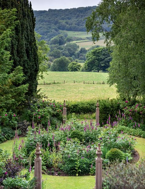 White Climbing Roses, Small Garden Inspiration, Enchanting Garden, Formal Garden, Big Garden, House Of Beauty, Garden Architecture, Pre Raphaelite, White Gardens