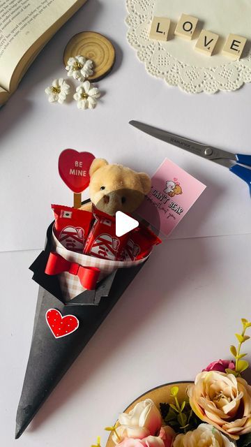 HANDMADE GIFTS AND SCRAPBOOK on Instagram: "Pov: you are gifting him this cute teddy chocolate bouquet🤌🏻 Paper size used: 21 cm square Don’t forget to follow @handcrafted.shop for more such videos❤️" Birthday Gifts Handmade Creative Craft Ideas, Gift Wrapping Chocolates, Wrap Chocolates Ideas, Small Hamper Gift Ideas, Chocolate Gift Wrapping Ideas, Chocolate Box Handmade Gifts, How To Make Chocolate Bouquet, Chocolate Bouquet Ideas Creative, Chocolate Hamper Ideas Gifts