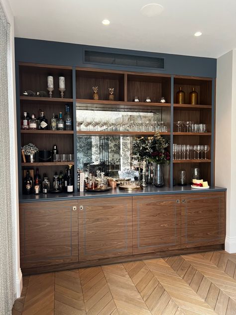 Book Shelf And Bar Unit, Mirror Wall Bar Design, Wall Bar Living Room, Wall Bar Ideas Small Spaces, Tv Bar Wall Ideas, Bar With Glass Shelves, Small Built In Bar, Wall Bar Ideas, Blue Dinning Room