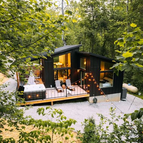 Black Cabin, Tiny House Luxury, Small Tiny House, Tiny House Interior Design, Tiny House Inspiration, Hocking Hills, Tiny Cabins, Tiny House Floor Plans, Cozy Spot