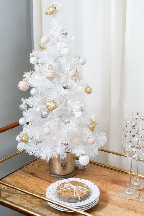 Natal, Mini White Christmas Tree Ideas, Mini Christmas Tree Decorations Ideas, Mini Christmas Tree Aesthetic, Small White Christmas Tree Ideas, Mini Christmas Tree Ideas Decoration, Holiday Bar Cart Christmas, White Mini Christmas Tree, Mini Christmas Tree Ideas