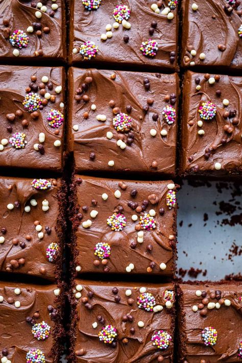 Tray Bake Desserts, Vegan Traybake Cake, Chocolate Sprinkle Cake, Whacky Cake, Easy Traybake Recipes, School Puddings, Traybake Recipes, Chocolate Traybake, Traybake Cake