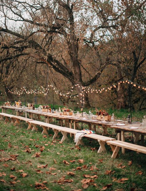 Long handmade pallet farm table for the reception Folder Ideas, Outdoor Dinner Party, Jazz Party, Deco Champetre, Picnic Tables, Outdoor Dinner, Picnic Wedding, Table Set Up, Long Table