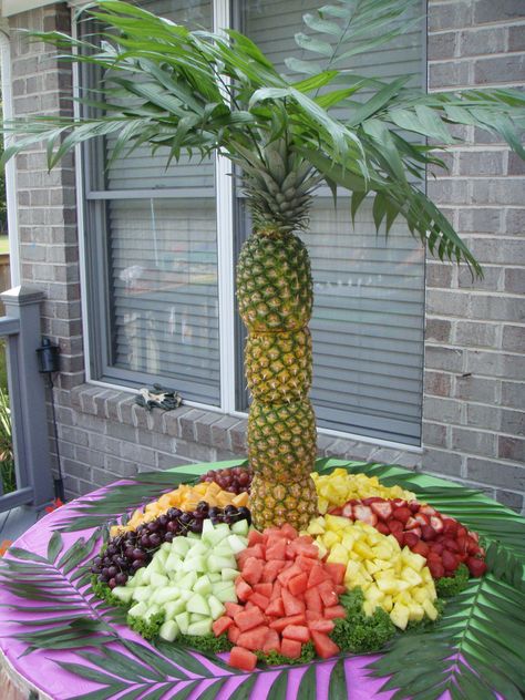 Pineapple palm tree centerpiece.  Looks like a get together soon so I can make this!!! Tropisk Fest, Pineapple Tree, Pineapple Palm Tree, Deco Fruit, Mapo Tofu, Fruit Displays, Fiesta Tropical, Fruit Display, Hawaiian Party