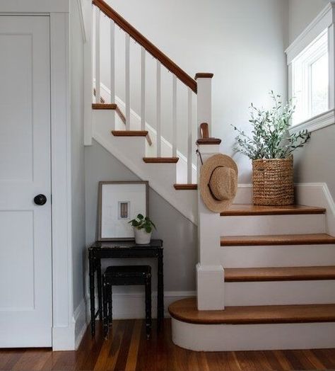 Small Stair Landing Decor, Stair Corner Decor, Staircase Landing Decor, Landing Decor Ideas, Stair Landing Decor, Landing Decor, Stairwell Ideas, Small Staircase, Staircase Wall Decor