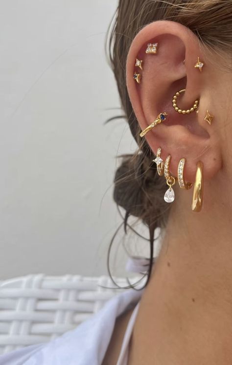 Ušný Piercing, Earring Stacks, Minimalist Ear Piercings, Ear Peircings, Earring Stack, Cool Ear Piercings, Pretty Ear Piercings, Cool Piercings, Cute Ear Piercings