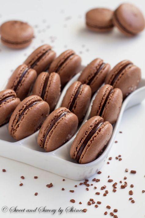 These chocolate macarons sprinkled with coarse sea salt are ultimate heaven for chocoholics! Chocolate Macarons, Chocolate Macaroons, Macaroon Cookies, Sea Salt Chocolate, Chocolate Macaron, French Macaroons, Macaroon Recipes, Arabic Jokes, Macaron Recipe