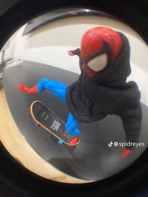 Skateboard, Spiderman, Mirror