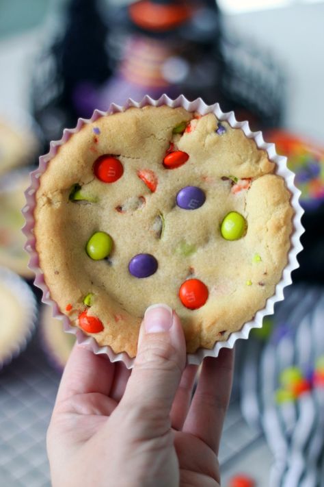 hand holding up giant deep dish cookie Deep Cookies, Deep Dish Cookie Recipe, Deep Dish Cookies, Mini Cookie Cakes, Extreme Cookies, Extra Large Cookies, Cookies With Ice Cream, Cookie Pucks, Jumbo Cookies