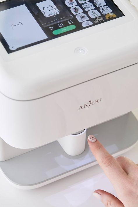 Welcome to 2019, There's a Machine That Will Screen-Print Your Nail Art Nail Art Machine, Nail Machine, Base Coat Nail Polish, Nail Art Printer, Nail Printer, Instant Nails, Beauty Gadgets, I Love Nails, Printing Machine