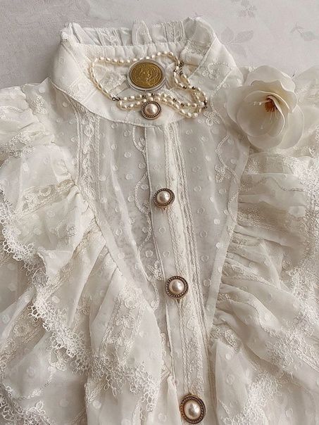 Soft Victorian Aesthetic Outfits, White Victorian Aesthetic, Poet Shirt Aesthetic, Light Victorian Aesthetic, Old Timey Outfits, Old Fashioned Dresses Vintage, Victorian Aesthetic Dress, Soft Victorian Aesthetic, The Mirror Visitor