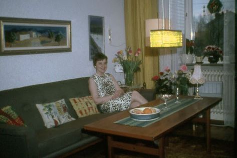 45 Vintage Photos Show What Living Rooms Looked Like in the 1960s ~ Vintage Everyday 1960 Furniture, 1960s Living Room, 1960s Interior, Casual Family Rooms, Mid Century Living Room, Power Colors, Vintage Everyday, Space Race, The Sixties