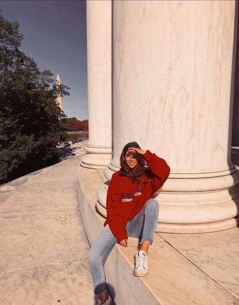 Red Hoodie Outfit, Mode Poses, Foto Tips, Foto Poses, Photography Poses Women, Instagram Pose, Instagram Photo Inspiration, Hoodie Outfit, Oui Oui