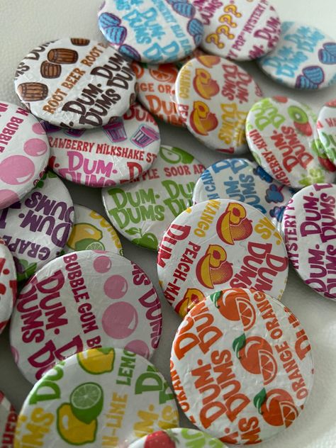 DumDum wrappers turned into pins/buttons. Randomized flavors/designs Cute Pin Designs, Fun Buttons Pins, Craft When Bored, Diy Pins Buttons, Diy Buttons Pins, Button Pins Design, Pinback Buttons Display, Button Pin Design Ideas, Pin Ideas Button Diy