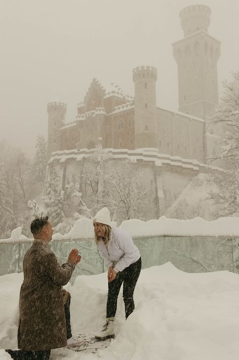 Castle Proposal, Winter Proposal Photos, Snow Proposal, Proposal Ideas Winter, Winter Proposal Ideas, Snowy Proposal, Proposal Aesthetic, Colorado Proposal, Fall Proposal