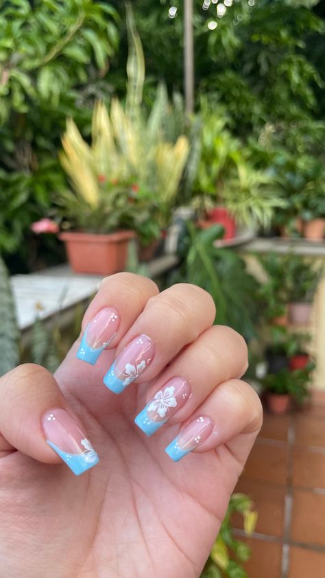 Summer Nails Blue Flower, Blue Hawaii Nails, Hawaii Nails Ideas Hawaiian Flowers, Hawaii Flower Nails, Hawaiian Nails Designs, Hawaii Nails Ideas, Hawaiian Flower Nails Acrylic, Hawaiian Flower Nails, Hawaii Nails