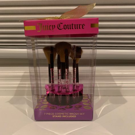 New 7 Piece Juicy Couture Make Up Brushes. Never Been Used Or Opened. Juicy Couture Decor, Juicy Couture Car Accessories, Juicy Couture Luggage Set, Juicy Couture Makeup Bag, Juicy Couture Suitcase Pink, Fun Beauty Products, Y2k Makeup, Couture Makeup, Y2k Outfits