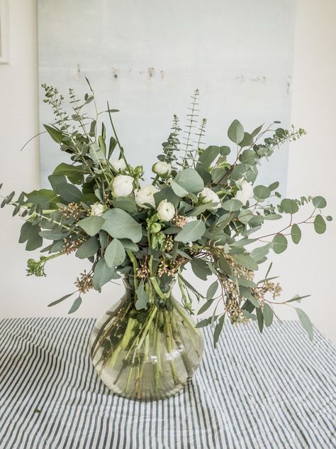 EUCALYPTUS + RANUNCULUS BOUQUET on EMILY ALDER | tips for creating a beautiful DIY ranunculus and eucalyptus bouquet | www.EMILYALDER.com Ranunculus Wedding Bouquet, Ranunculus Bouquet, Eucalyptus Bouquet, White Ranunculus, Fleurs Diy, Flowers And Greenery, Deco Floral, Ranunculus, Flower Centerpieces