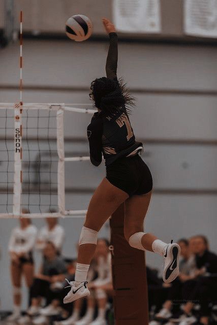 Volleyball Vision Board Pictures, Volly Bal Girl Aesthetic, Volleyball Middle Hitter, Black Volleyball Girl, Volleyball Black Women, Volleyball Libero Aesthetic, Volleyball Player Aesthetic, Black Volleyball Players, Volleyball Outside Hitter