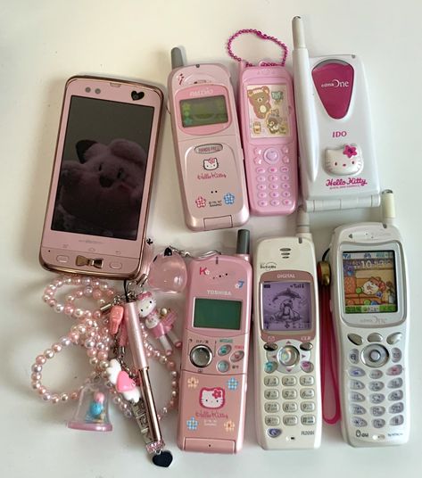 Flip Phone Aesthetic, Cute Camera, Retro Gadgets, Retro Phone, Old Phone, Flip Phones, Hello Kitty Items, Cute Little Things, Pink Aesthetic