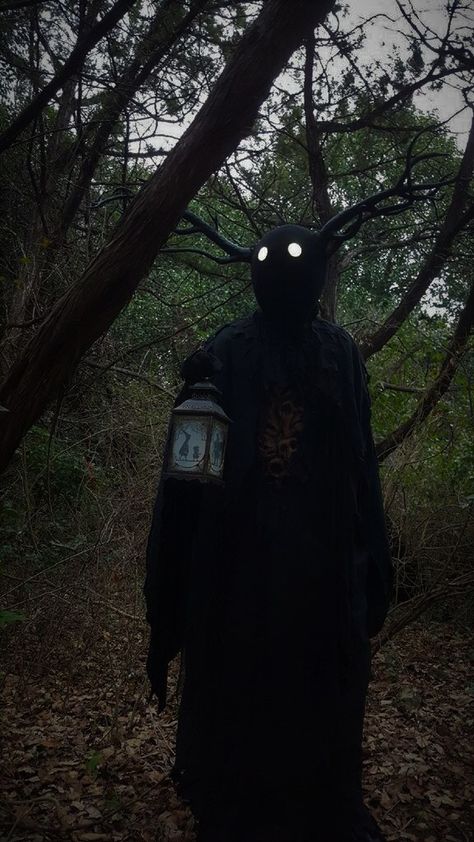 And a few new pics of my Beast costume out in the park behind the con hotel. Strašidelný Halloween, Beast Costume, Creepy Costumes, Glowing Eyes, Scary Halloween Costumes, Scary Costumes, Over The Garden Wall, Aesthetic Halloween, Creepy Art