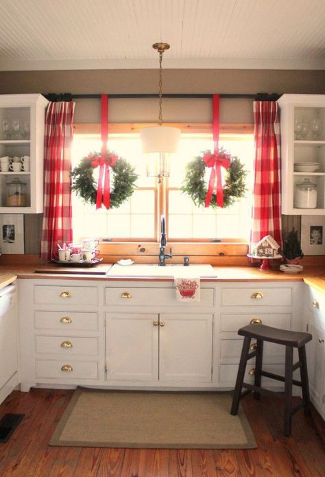 Christmas Kitchens, Christmas Boards, Christmas Window Decoration, Check Curtains, Plaid Curtains, Christmas Windows, Kitchen Diy Makeover, Casa Country, Farmhouse Christmas Tree